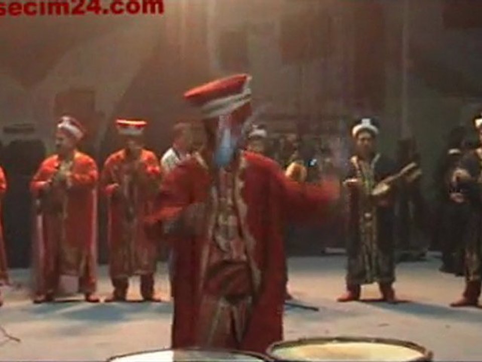 ERZİNCANDA  ÜLKÜCÜLER AHMET ŞAFAK KONSERİNDE COŞTULAR