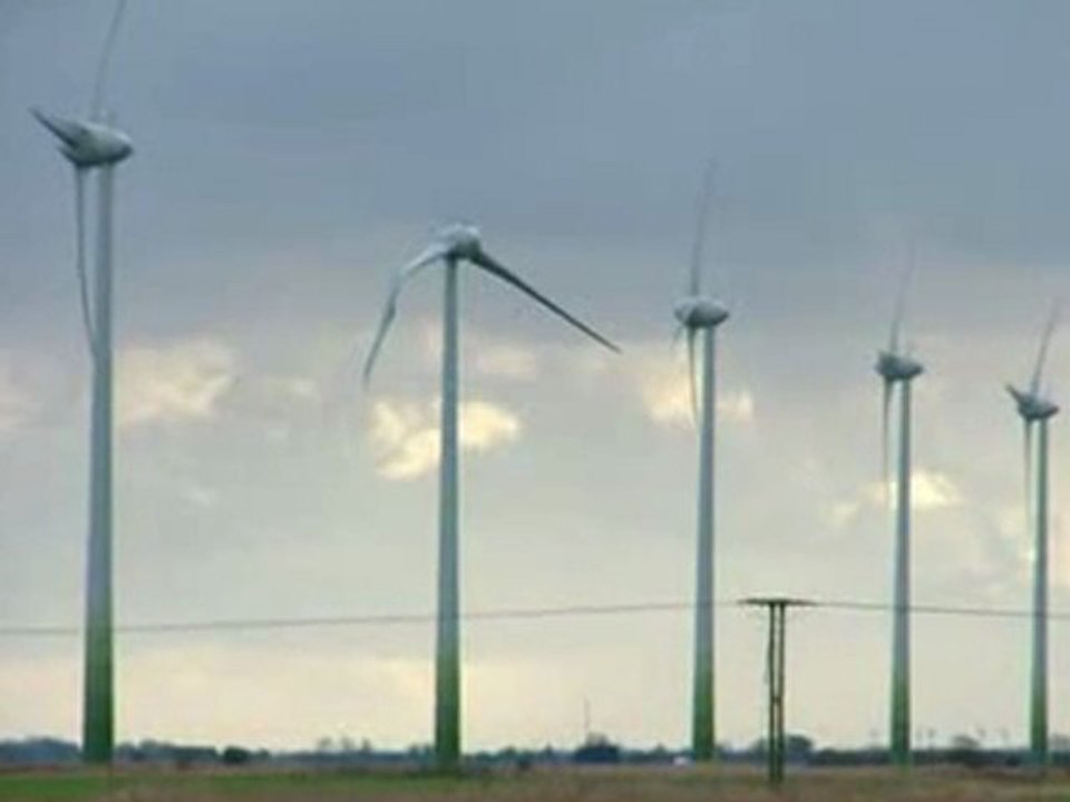 Un OVNI détruit une éolienne