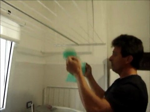 Uso y funcionamiento de un tendedero colgante para tender y secar ropa