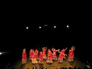"danse des bracelets" , eleves PULSION, 2011