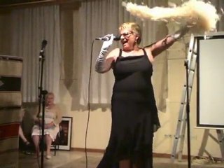 Sylvie chante : " Hello, Dolly ".