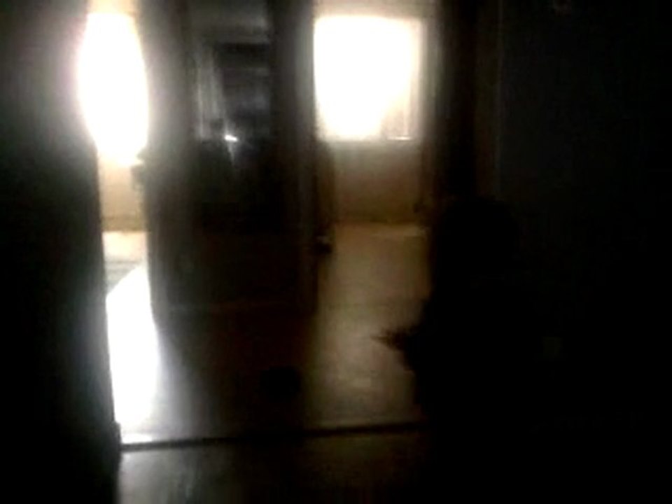 Charlie leker gömme med pappa och har inte tid med mamma