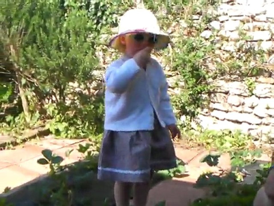 Clotilde et les premières fraises