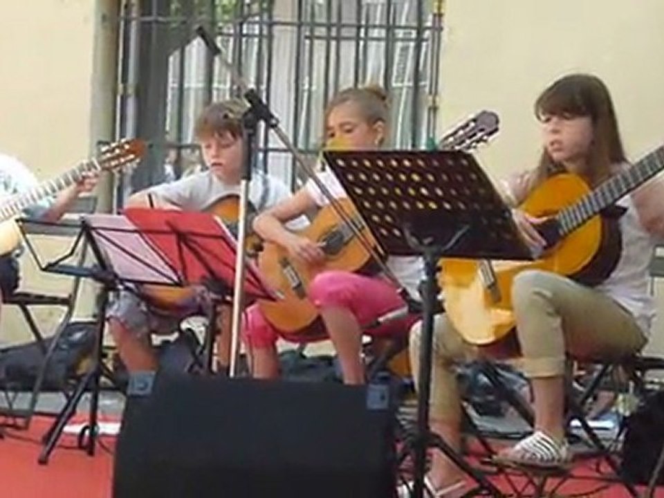 Classe de guitare classique de l'école de musique de Sanary mai 2011