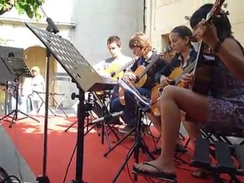 La classe de guitare de l'école de musique de Sanary joue Victoria