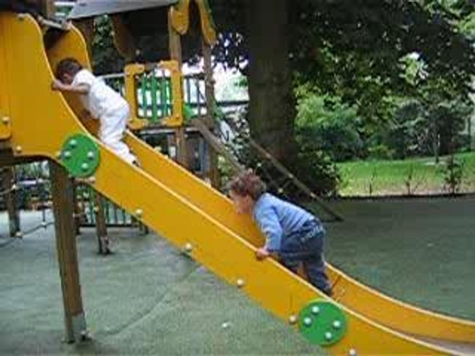 Samy monte le toboggan...