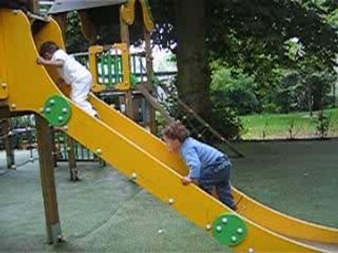 Samy monte le toboggan...