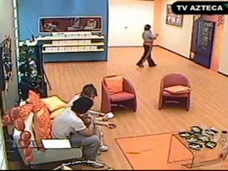 Esme y Johnny en el lobby cantando Estoy Enamorada