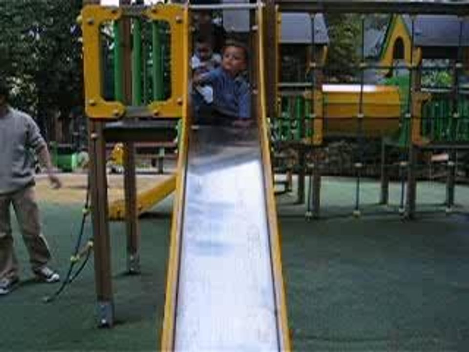 Samy descend le toboggan !