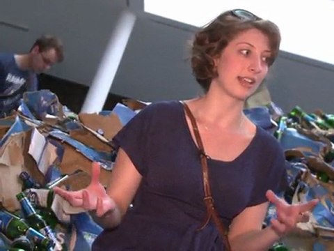 Biertrinken für die Kunst: Berliner Schau endet gewollt im Chaos