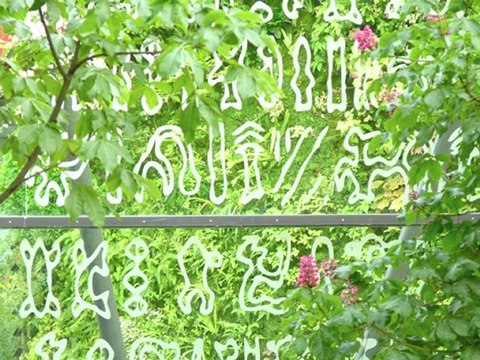 La façade en verre du musée du Quai Branly de Jean NOUVEL