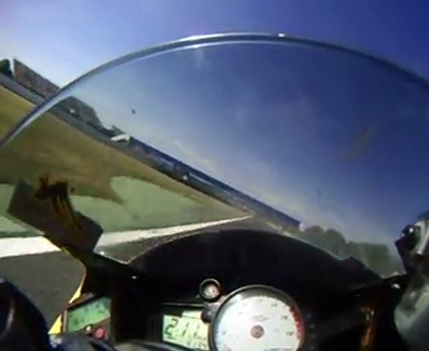 le blond 1er a magny cours avec ambiance paddock!!!!!! r6 2005