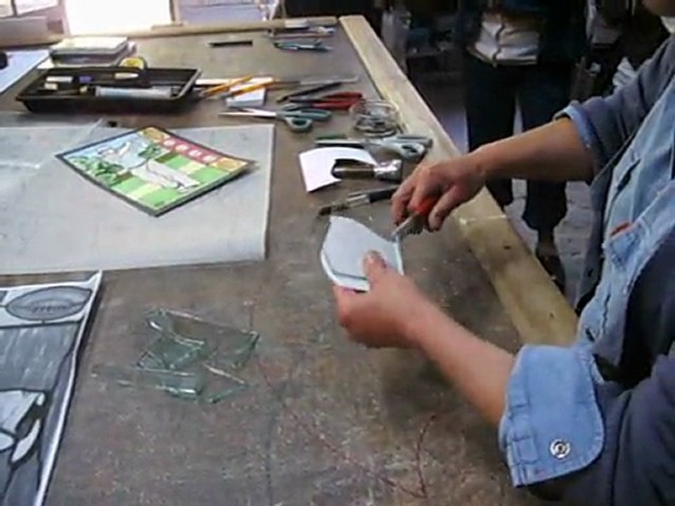 L'art du vitrail : l'ébarbage, par Nathaiie Chesneau