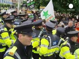 Elisabetta rende omaggio ai caduti irlandesi