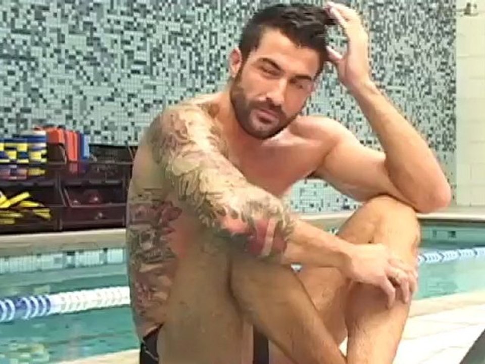 Cris, do BBB 11, com o corpo à mostra