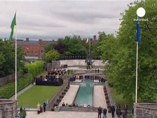 Elisabetta rende omaggio ai caduti irandesi