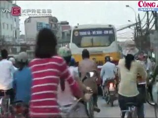 Xe buýt đón khách giữa đường