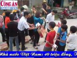 Người dân vùng lũ Nghệ An nhận hàng cứu trợ