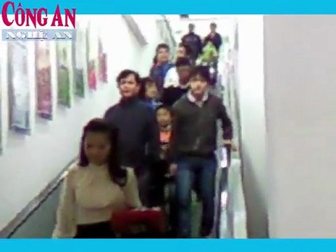 Thang máy hỏng, khách hàng BigC Vinh phải 'trượt' bộ