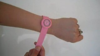 RECORD  : Comment mettre une montre en une demi-seconde ! Idées cadeaux design 2011 !