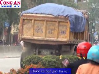 Xe ben húc, xe con "rúc đầu" vào xe tải