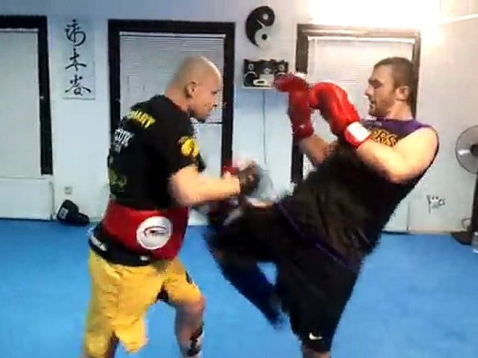 Coliseum Savunma Sanatları Merkezi Kickboxing