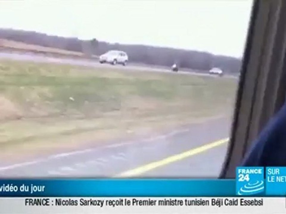 un avion atterrit d'urgence sur une autoroute