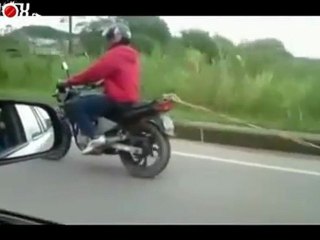 une moto remorque une coccinelle