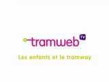 Tramway : les enfants et le tramway