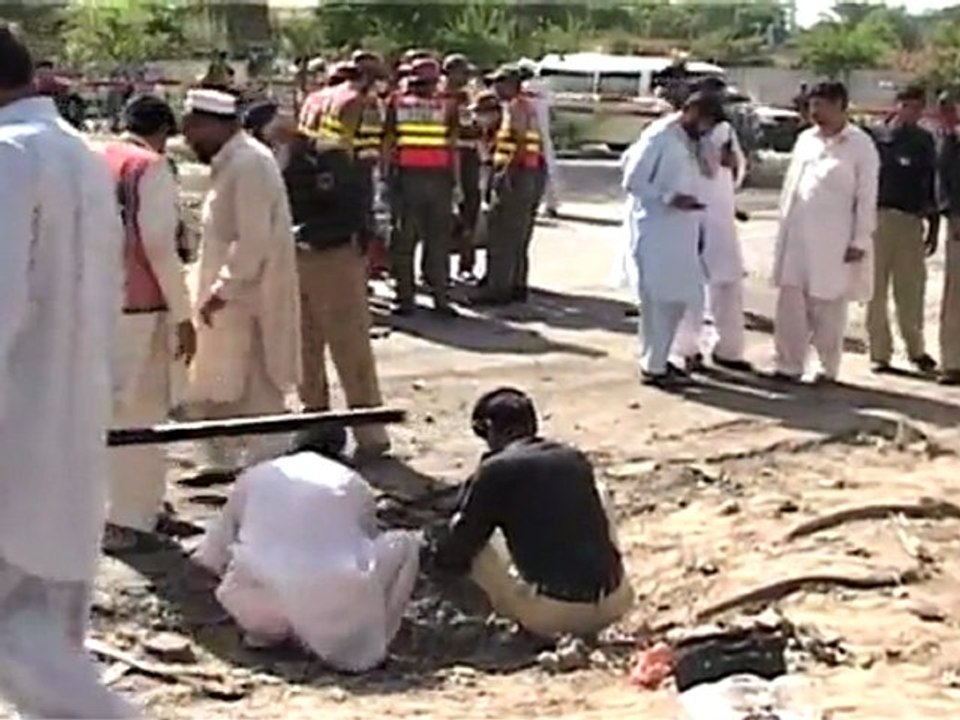 Taliban car bomb targets US convoy in Pakistan