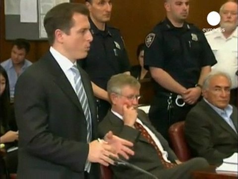 DSK, liberado bajo fianza pero acusado de siete delitos