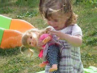 Léonie danse avec sa nouvelle poupée