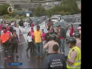 Refugiados protestan en la Autopista Francisco Fajardo