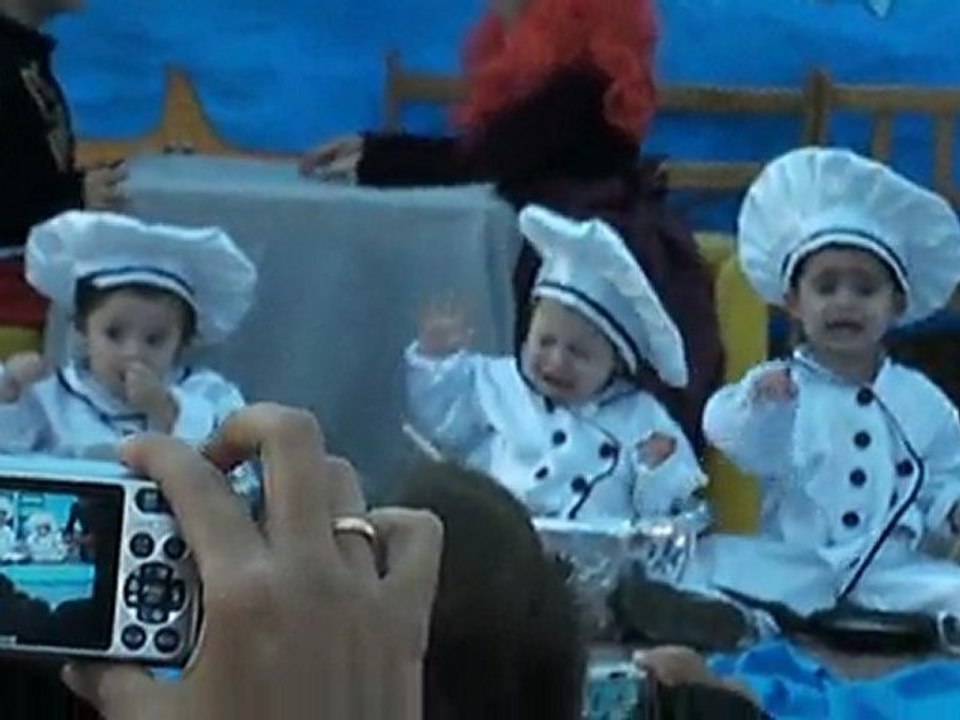 Cesar castro actuando de Chef en la sirenita