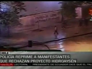 Reprimen a manifestantes que rechazan proyecto Hidroaysén