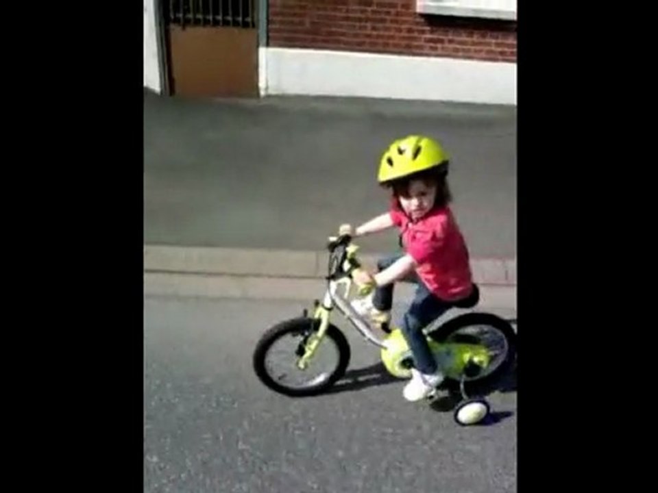 zoé et son nouveau vélo