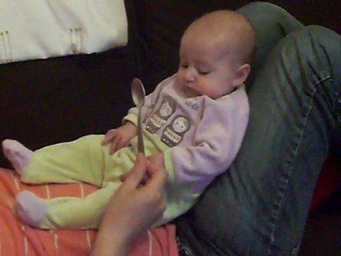 lise apprends à manger à la cuillère