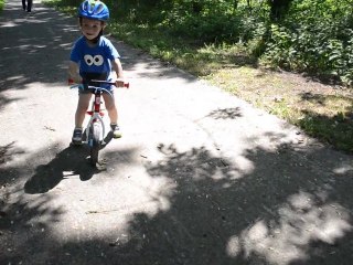 Elliott sur sa draisienne (B-Twin)