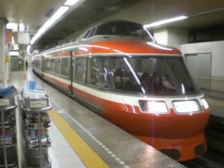 小田急7000系LSE 7004F「ホームウェイ」　新宿発車