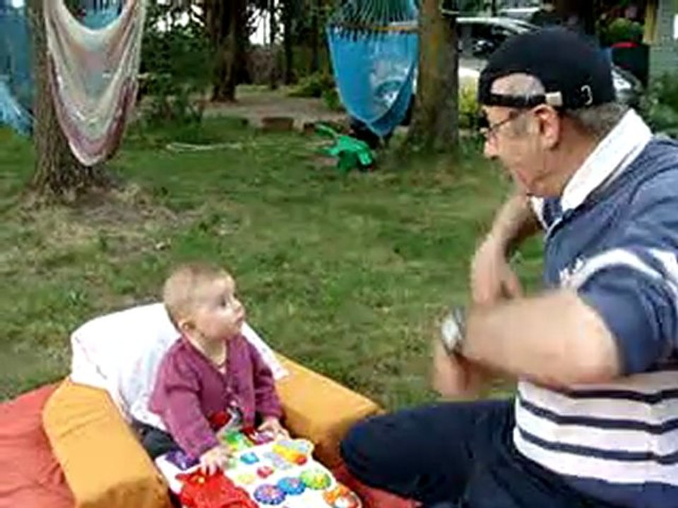 110522 PAPY  fait rire Laura