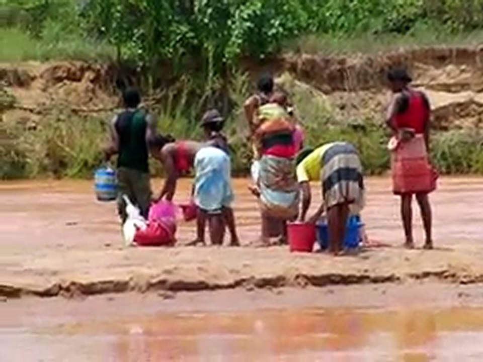MADAGASCAR.Passage à gué;rivière en crue.