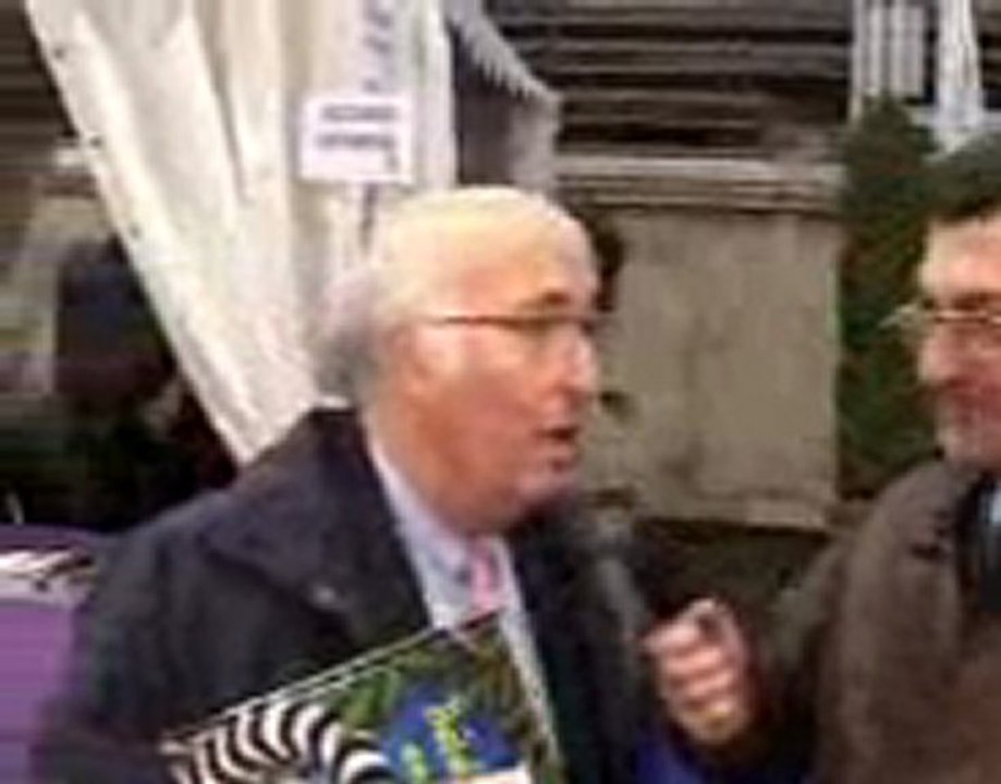 Daniel Jean VALADE , interviewé par Erick Gambrelle de " Nimes Actu ", au Salon de la Biographie Nîmes 2005