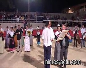 Le Peintre Michel TOMBEREAU remet le Trophée de " GRAINES de RAZETEURS " à Marguerittes ( 2005 )