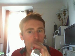 Wiwi égratigne "give it away"