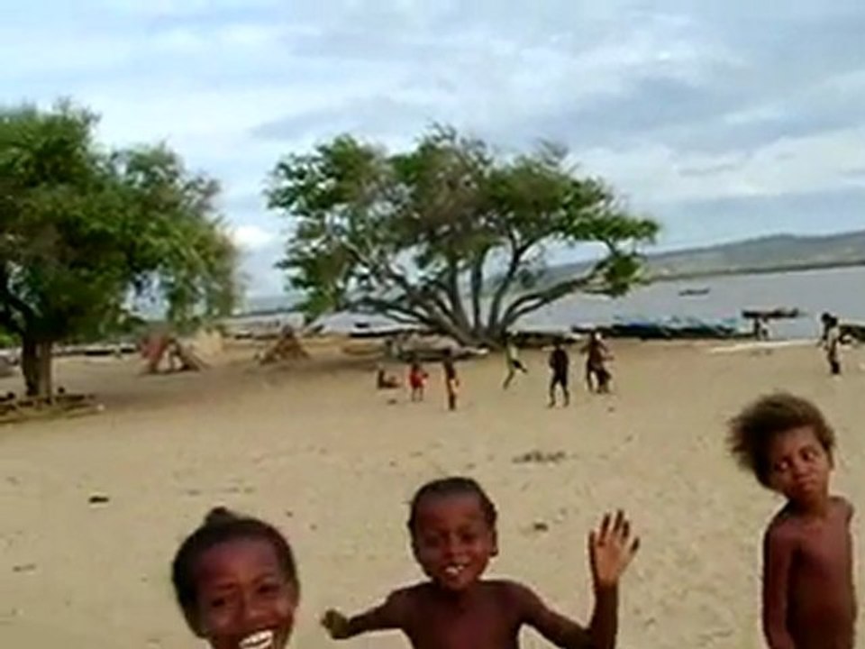 MADAGASCAR.Enfants;match de foot sur la plage.ST.AUGUSTIN.