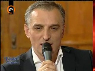 Mustafa Karaalioğlu şarkı söylüyor