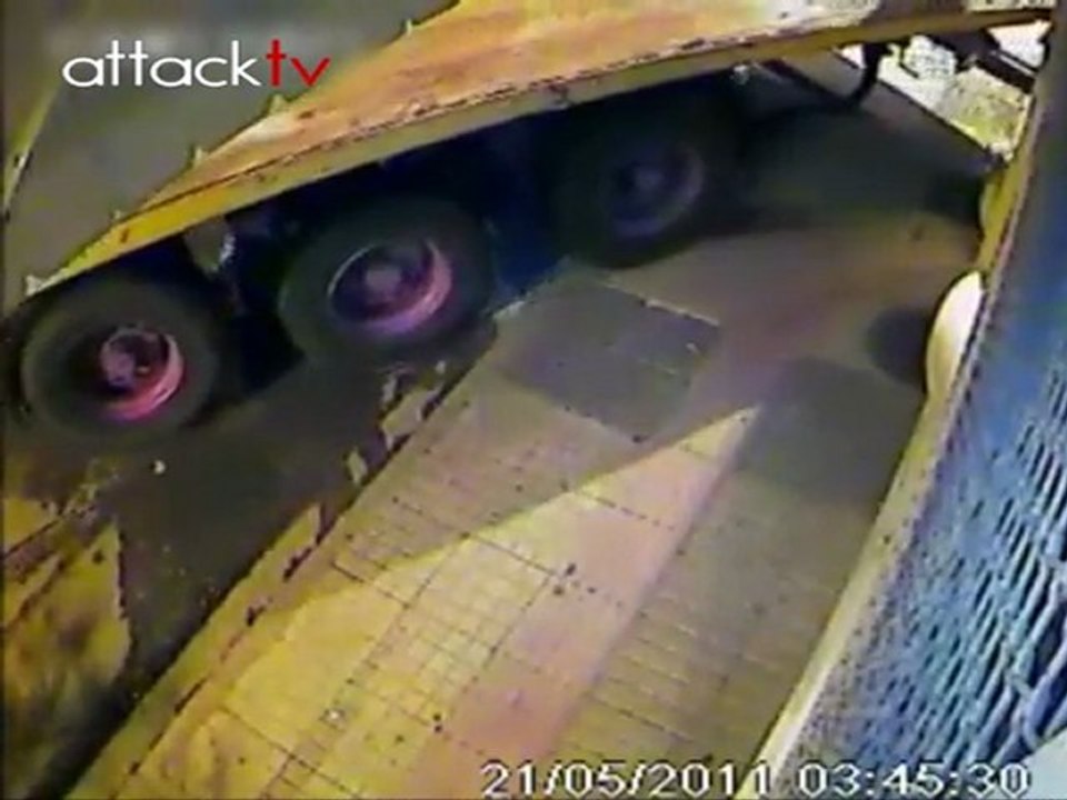 ΠΑΤΡΑ: Εισέβαλε με την νταλίκα στο κατάστημα