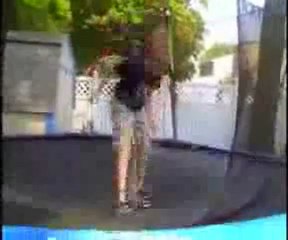 0335 - Régis fait du trampoline