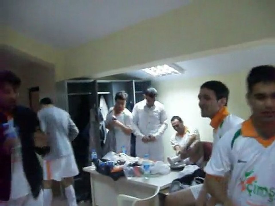 MAÇ SONU SOYUNMA ODASI SEVİNCİ