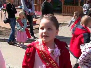 Запуск воздушных шаров в детском саду № 5 и поздравления от родителей, детей и воспитателей-